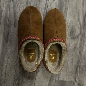White Mountain women’s Tan and Red Slippers